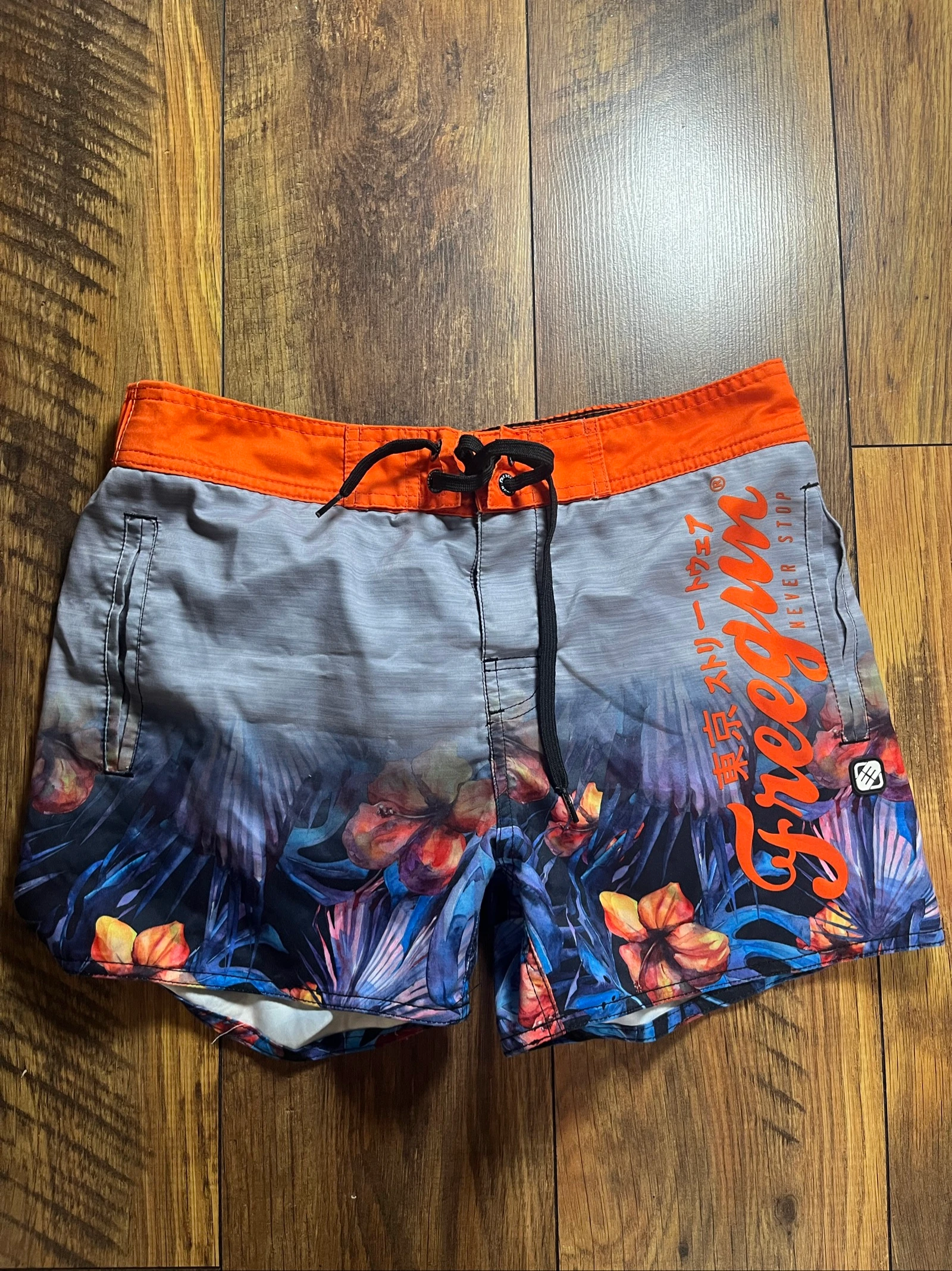 Boardshort tropical fleurs orangées inscription japonaise - Freegun - Taille M - très bon état